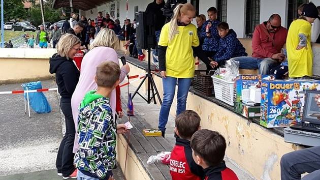 Při oslavách v Kostelci nad Černými lesy se diváci bavili losováním tomboly