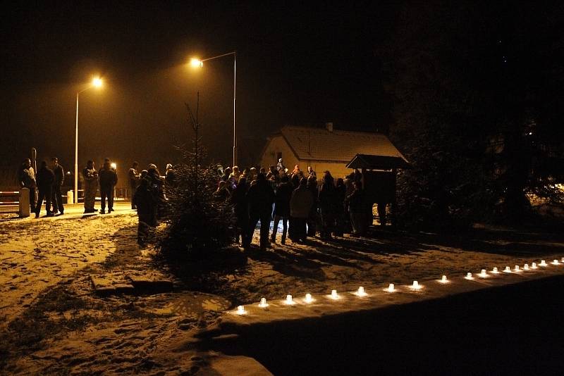 V sobotu před první adventní nedělí se ve většině obcí a měst rozsvěcely vánoční stromy. Nebylo tomu jinak ani v obcích Bylany a Chotouň nedaleko Českého Brodu.