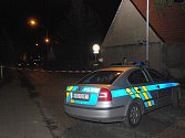 Středočeská policie šetří střelbu v Úvalech u Prahy. Pachatel tam zastřelil dvě starší ženy. Přivolaný lékař už ženám nemohl pomoci. 