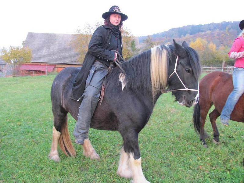 Na statku Pohoda u Rakovníka společnost zpestřila program westernovým vystoupením a živou hudbou ve stylu country.