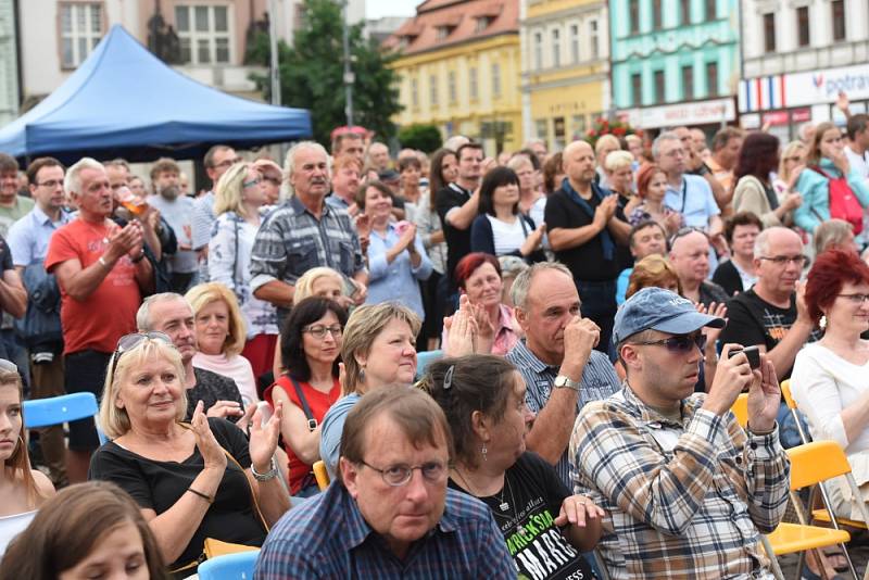 Vladimír Mišík bavil na náměstí stovky lidí všech generací.