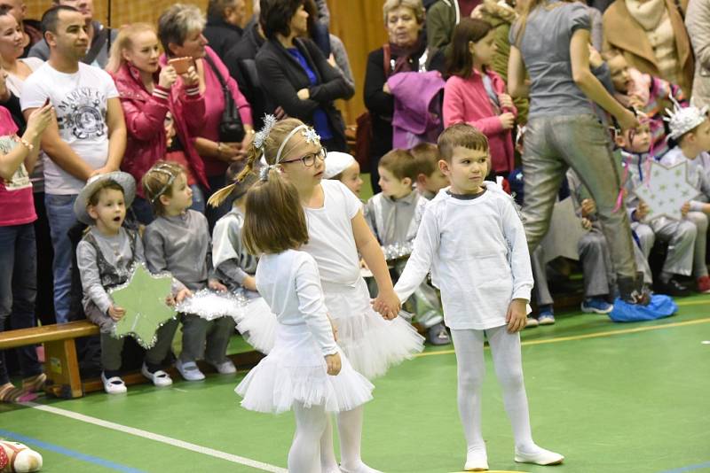 Děti z mateřské školy Pohádka předvedly taneční choreografie