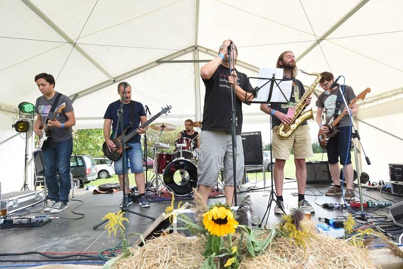 Dožínky přinesly zábavnou soutěž i festival rockových kapel