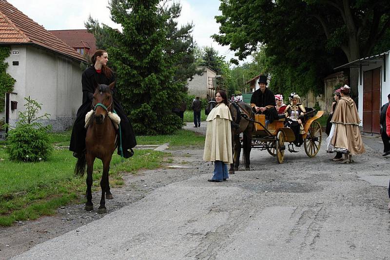 V Cerhenicích si užili pouťové atrakce, pouťovou zábavu a nechybělo ani verbování do historické armády spojené s ukázkami z Bitvy u Kolína.