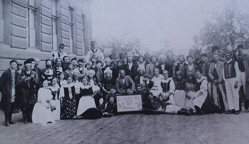 Fotografie zachycuje tehdejší velmi početný spolek divadelních ochotníků z Peček.