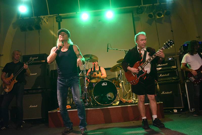 Starými lázněmi zase zněly rockové riffy australské kapely AC/DC.