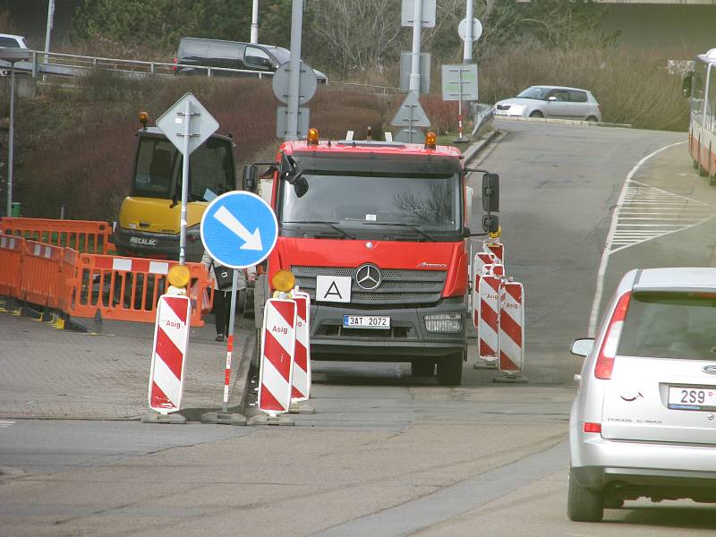 Kolín - Stavební práce na velké rekonstrukci vodovodu začaly uzavírkou chodníku podél obchodního centra Futurum, dále budou postupovat přes úplnou krátkodobou uzavírku křižovatky do obchodního centra s možností vjezdu a výjezdu pouze do ulice U Křižovatky