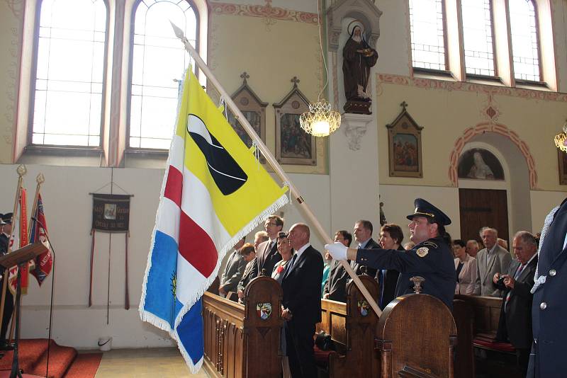 V kostele sv. Václava se konalo slavnostní posvěcení vlajky.