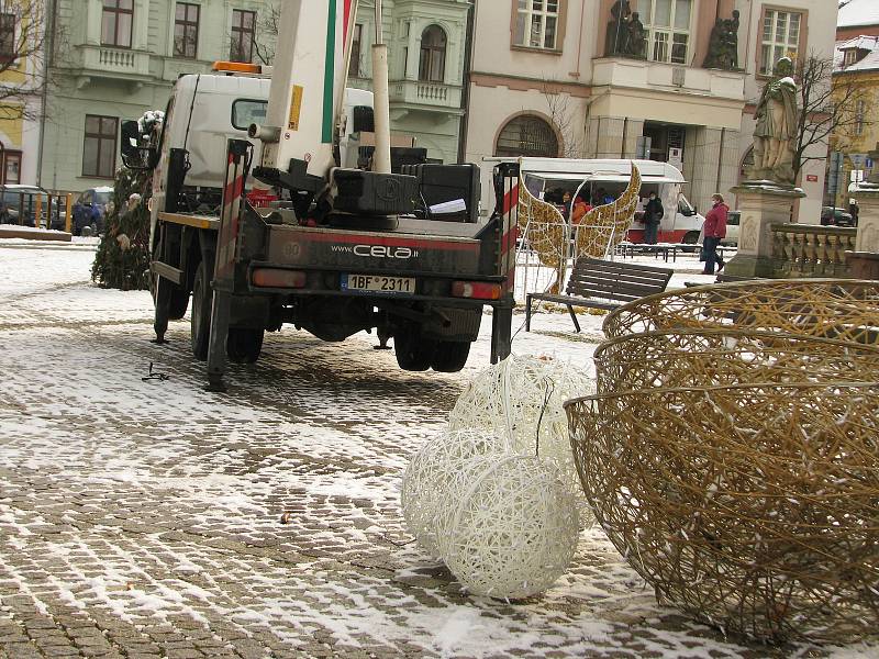 Vánoce opět na deset a půl měsíce odcházejí z našich domovů i ulic měst.