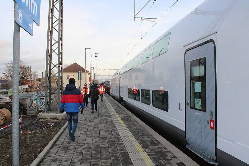 Vysokorychlostní francouzský vlak TGV na nádraží ve Velimi.