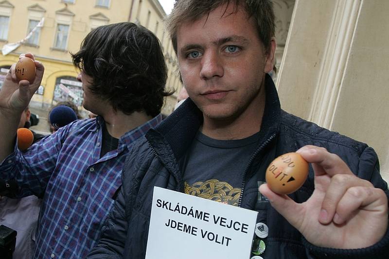 Symbolické pokládání vajíček před kolínskou radnicí. 29.5. 2009