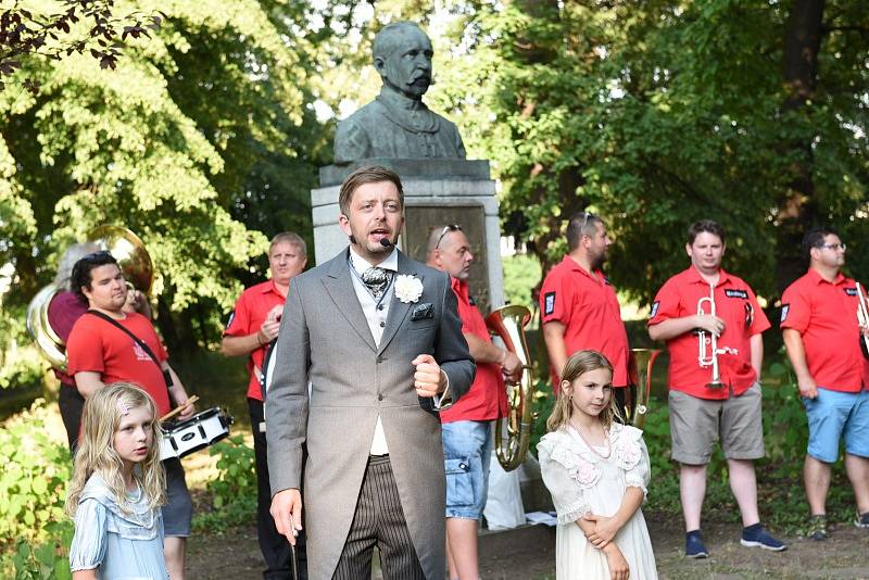 Otevřenou ulici zahájil starosta města Vít Rakušan a skupina Kolíňanka.