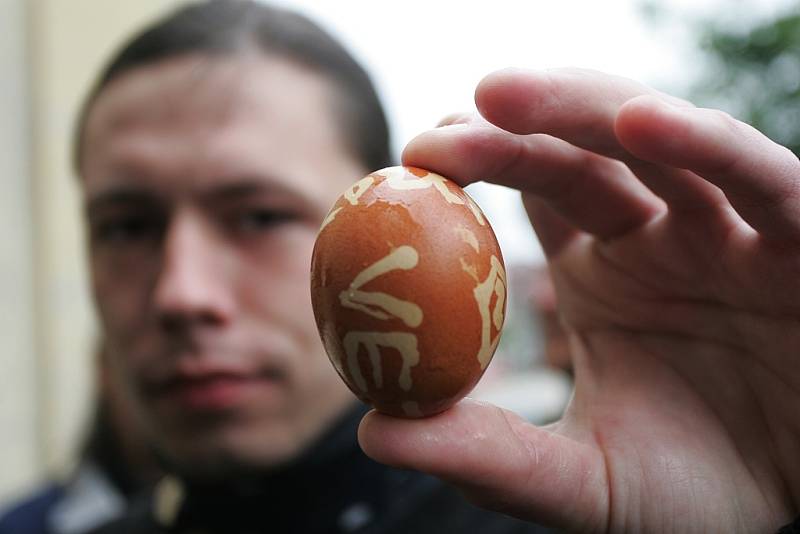 Symbolické pokládání vajíček před kolínskou radnicí. 29.5. 2009