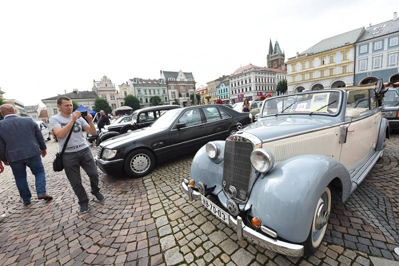 Majitelé vozů značky Mercedes-Benz se sešli po třiatřicáté a auty zaplnili kolínské Karlovo náměstí.