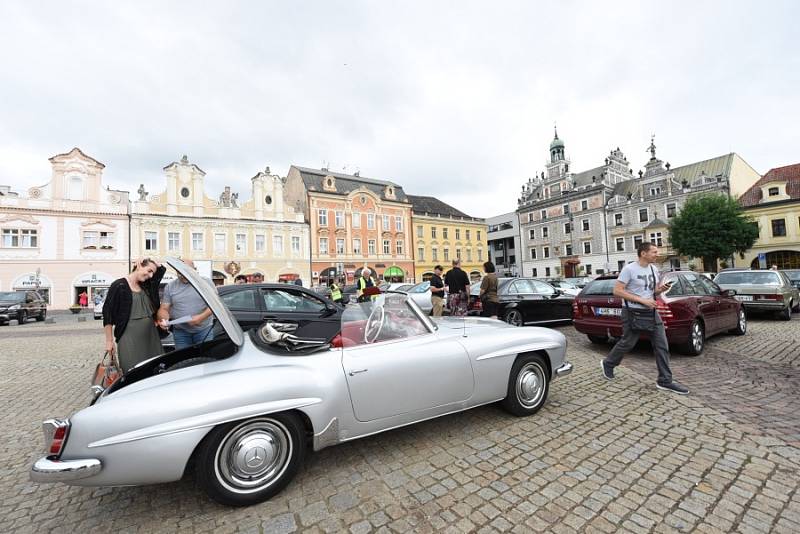 Majitelé vozů značky Mercedes-Benz se sešli po třiatřicáté a auty zaplnili kolínské Karlovo náměstí.