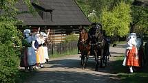 Oblíbeným zákoutím filmařů je také polohrázděný dům z Jílového s nádhernou loukou a kvetoucím třešněmi v okolí. Když přibudou ještě kupky voňavého sena a bzukot včel, je idyla poklidu českého venkova naprosto dokonalá.