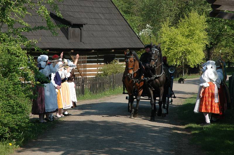 Oblíbeným zákoutím filmařů je také polohrázděný dům z Jílového s nádhernou loukou a kvetoucím třešněmi v okolí. Když přibudou ještě kupky voňavého sena a bzukot včel, je idyla poklidu českého venkova naprosto dokonalá.