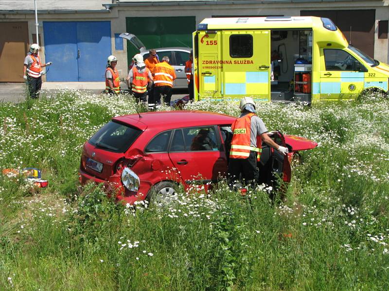 Vážná dopravní nehoda na výjezdu z Polepské ulice