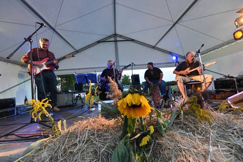 Dožínky přinesly zábavnou soutěž i festival rockových kapel