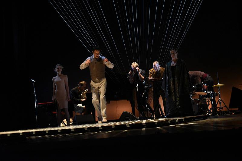 Inscenace Isole od souboru Cirk La Putyka v Městském divadle v Kolíně.