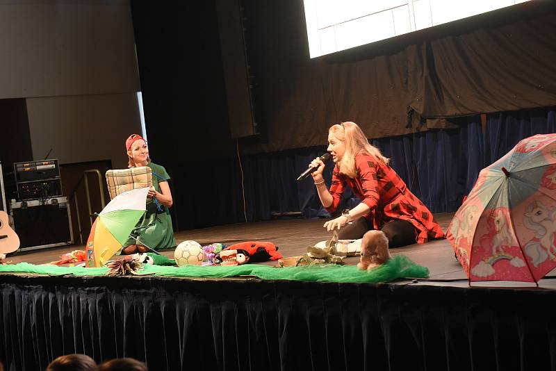Z představení pro děti z mateřských škol 'Rarášci a zvířátka' ve velkém sále Městského společenského domu v Kolíně.