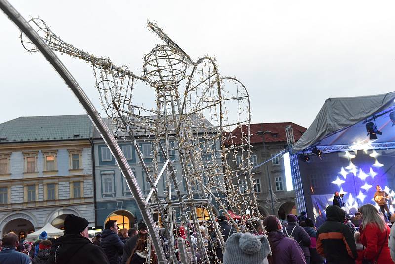 Kolínský vánoční strom se letos rozsvítil v rytmu bluegrassu