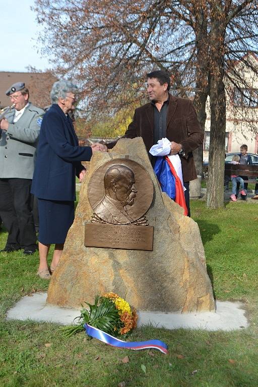 Vznik československého státu si ve Velimi připomněli odhalením desky