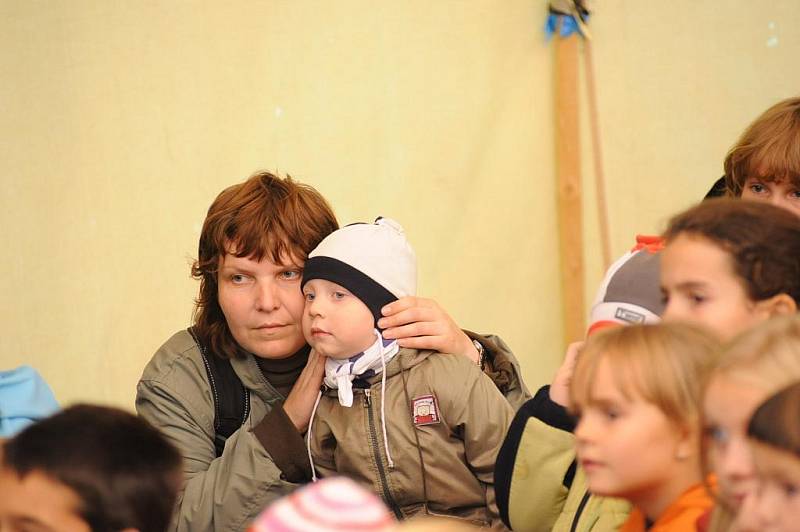 Po sobotním loutkovém festivalu v Českém Brodě se podobná akce uskutečnila v neděli i v Kolíně. Aleš Barry Bureš svůj loutkový festival pojmenoval Šmidra a ... šmytec 