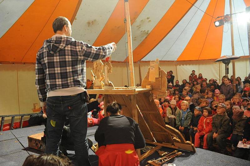 Po sobotním loutkovém festivalu v Českém Brodě se podobná akce uskutečnila v neděli i v Kolíně. Aleš Barry Bureš svůj loutkový festival pojmenoval Šmidra a ... šmytec 