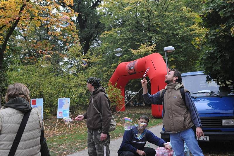 Po sobotním loutkovém festivalu v Českém Brodě se podobná akce uskutečnila v neděli i v Kolíně. Aleš Barry Bureš svůj loutkový festival pojmenoval Šmidra a ... šmytec 