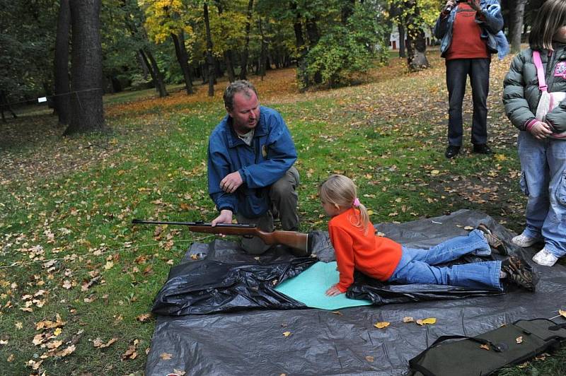 Po sobotním loutkovém festivalu v Českém Brodě se podobná akce uskutečnila v neděli i v Kolíně. Aleš Barry Bureš svůj loutkový festival pojmenoval Šmidra a ... šmytec 