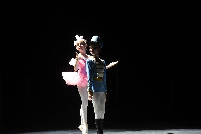 Celkem pětadvacet tanečních programových bodů měl Galavečer tanečních oborů Základní umělecké školy Františka Kmocha v Kolíně, který se uskutečnil v pátek v Městském divadle.