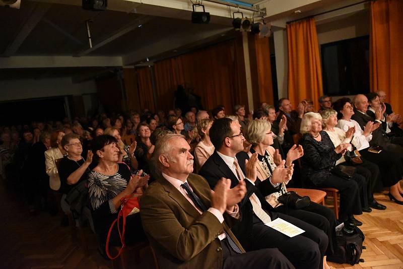 Mimořádný koncert Kruhu přátel hudby organizovaný ke stému výročí založení republiky v úterý v Komorním sále Městského společenského domu v Kolíně .