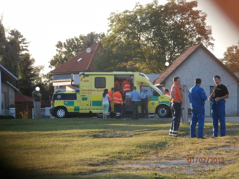 Na pomoc zraněnému muži se sjeli záchranáři