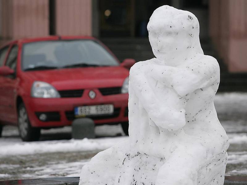 Socha ze sněhu ve fontáně na Karlově náměstí v Kolíně