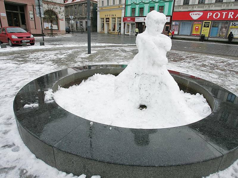 Socha ze sněhu ve fontáně na Karlově náměstí v Kolíně