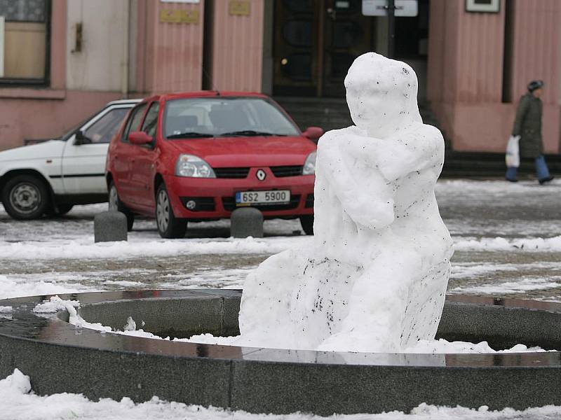 Socha ze sněhu ve fontáně na Karlově náměstí v Kolíně