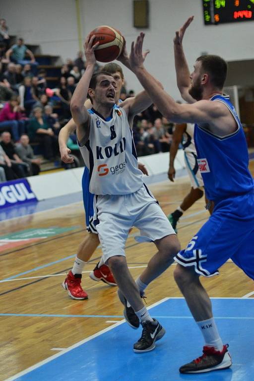 Z utkání BC Geosan Kolín - USK Praha (82:63).