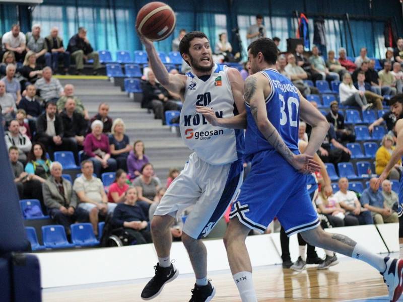 Z utkání nadstavbové části BC Geosan Kolín - USK Praha (83:92).