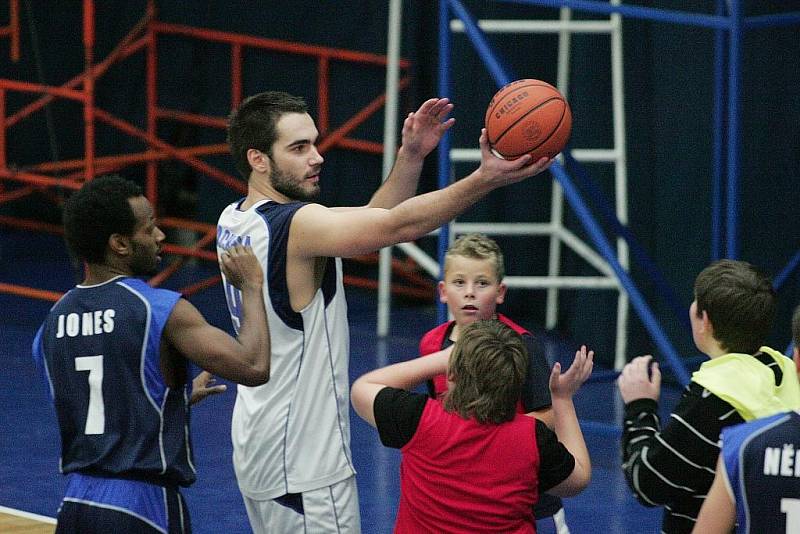 Děti si basketbalové odpoledne pěkně užily.