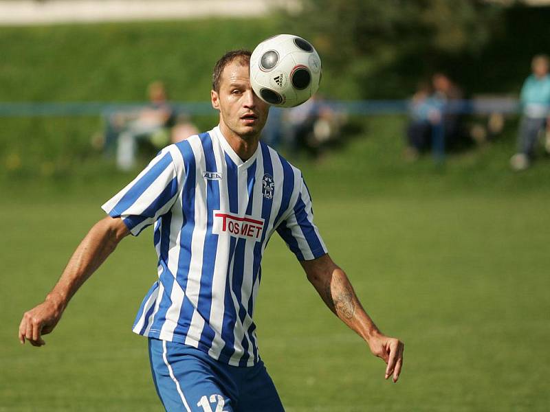 Bývalý fotbalový reprezentační útočník Vratislav Lokvenc působí v Unionu Čelákovice od čtvrtého kola jako hrající trenér. Na své konto si připsal dvě branky, které dal v duelu s týmem Polep