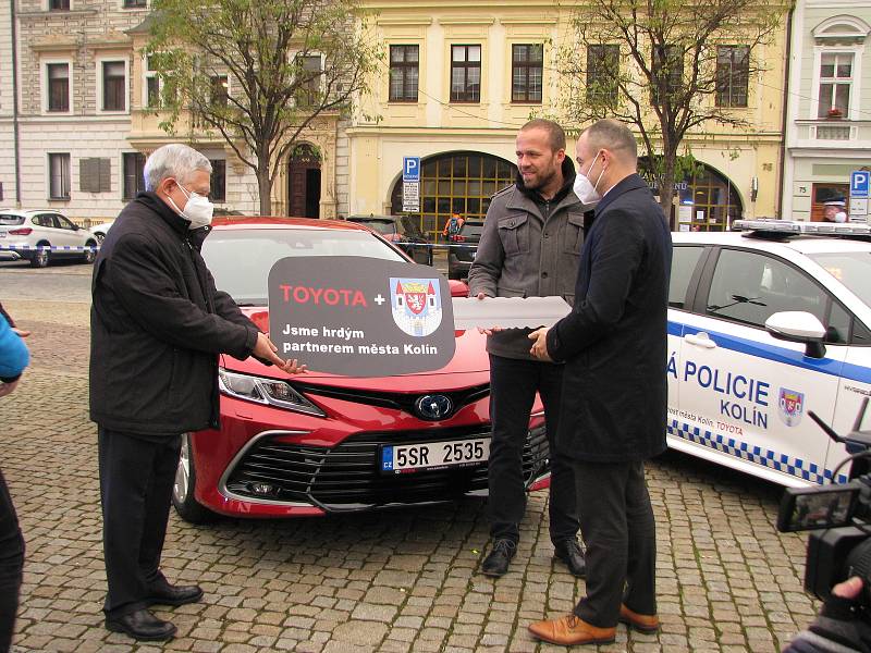 Ze slavnostního předání vozidel pro město, městskou policii a zdravotníky na Karlově náměstí v Kolíně.