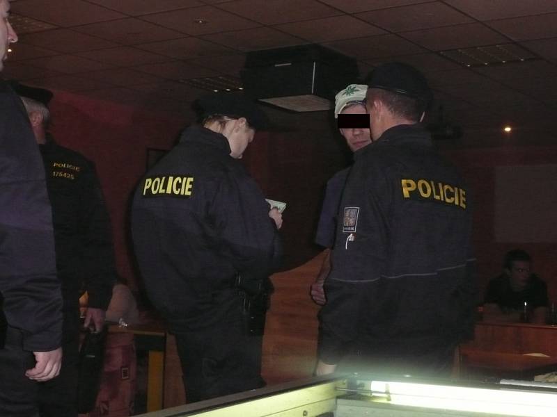 Kolínští policisté při kontrole nočních podniků.