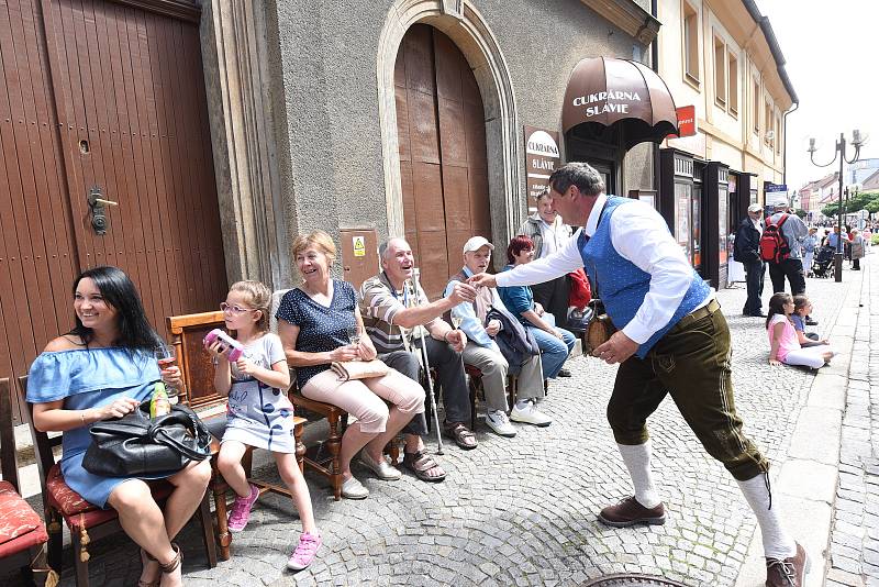 Průvod při tradičním festivalu Kmochův Kolín.