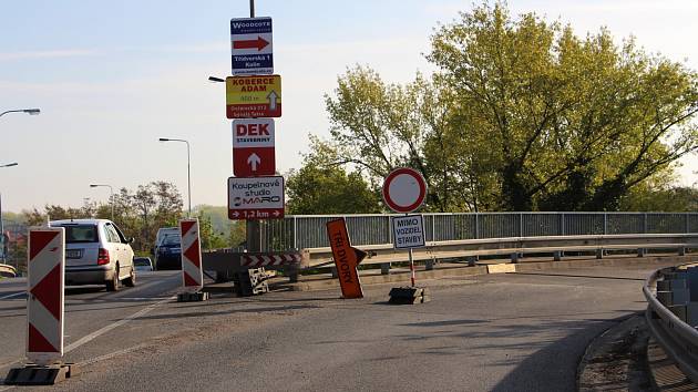 Práce v Třídvorské ulici v Kolíně budou letos po opravě v Ovčárecké pokračovat velkou rekonstrukcí vodovodu a kanalizace.