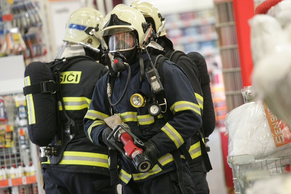 VIDEO, FOTO: Kolínské OBI se stalo dějištěm hasičských manévrů - Kolínský  deník