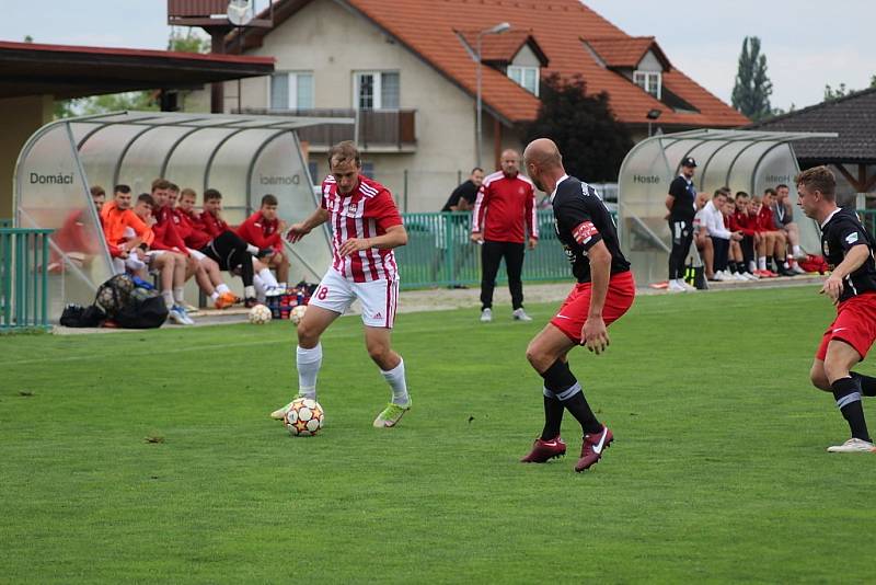 Z fotbalového utkání krajského přeboru Velim - Kutná Hora