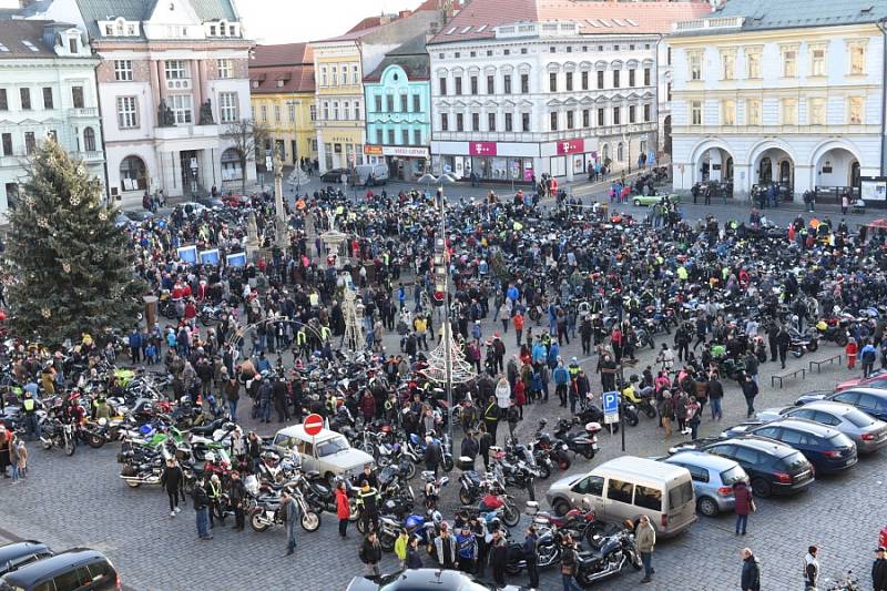 Již po osmnácté letos kolínští motorkáři říkající si Verbež kolínská uspořádali štědrovečerní vyjížďku s tradičním cílem u vánočního stromu na kolínském Karlově náměstí.