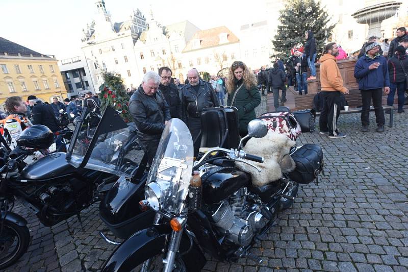 Již po osmnácté letos kolínští motorkáři říkající si Verbež kolínská uspořádali štědrovečerní vyjížďku s tradičním cílem u vánočního stromu na kolínském Karlově náměstí.