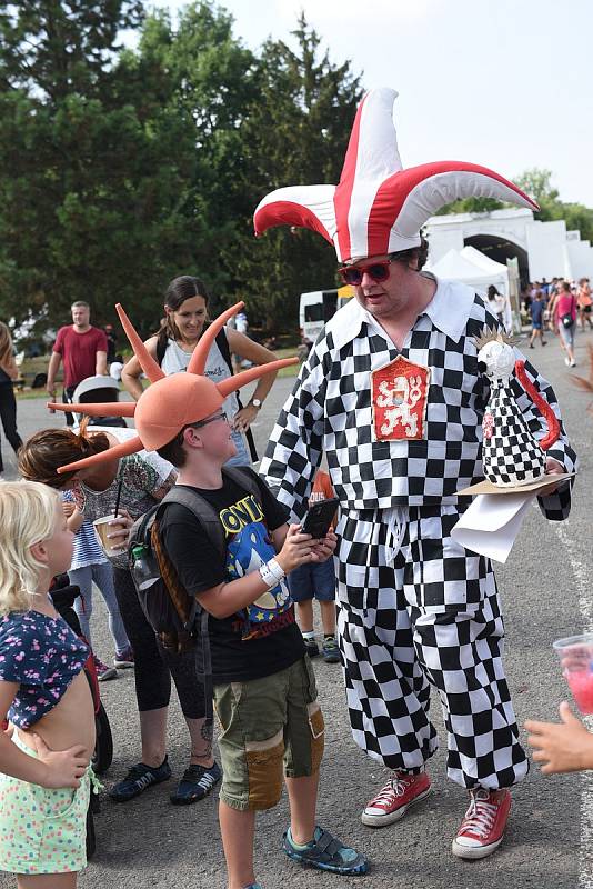 Festival Kefír, s nímž se kolínští organizátoři nakonec usadili na letišti u Hradce Králové, v sobotu pobavil děti všeho věku.